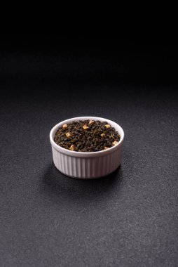 Kuru yeşil çay, soya somunu, knapweed yaprakları koyu beton arka planda.