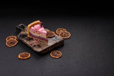 Böğürtlen aromalı tatlı cheesecake, pembe kalplerle süslenmiş, Sevgililer Günü için tatlı