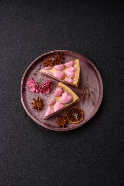 Böğürtlen aromalı tatlı cheesecake, pembe kalplerle süslenmiş, Sevgililer Günü için tatlı