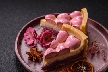 Böğürtlen aromalı tatlı cheesecake, pembe kalplerle süslenmiş, Sevgililer Günü için tatlı