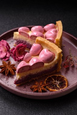 Böğürtlen aromalı tatlı cheesecake, pembe kalplerle süslenmiş, Sevgililer Günü için tatlı