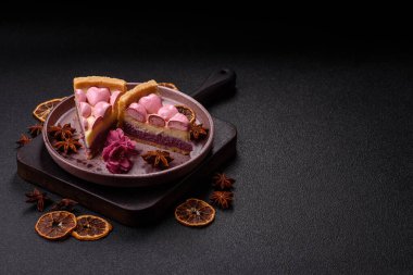 Böğürtlen aromalı tatlı cheesecake, pembe kalplerle süslenmiş, Sevgililer Günü için tatlı
