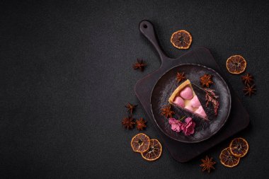 Böğürtlen aromalı tatlı cheesecake, pembe kalplerle süslenmiş, Sevgililer Günü için tatlı