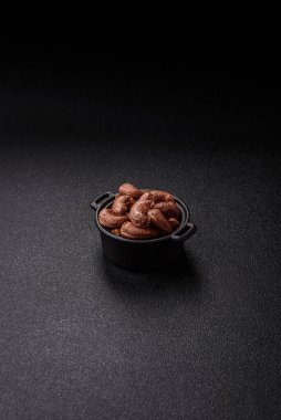 Koyu beton arka planda kabuklu kaju fıstığı.