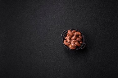 Koyu beton arka planda kabuklu kaju fıstığı.