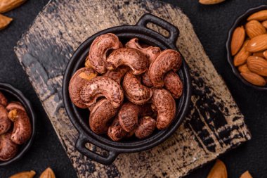 Koyu beton arka planda kabuklu kaju fıstığı.