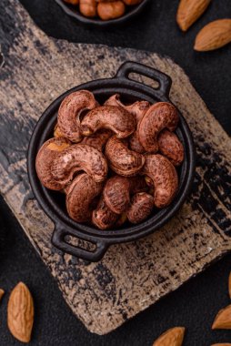 Koyu beton arka planda kabuklu kaju fıstığı.