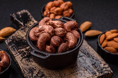 Koyu beton arka planda kabuklu kaju fıstığı.