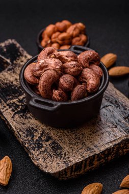 Koyu beton arka planda kabuklu kaju fıstığı.