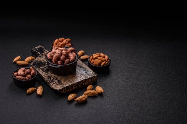 Koyu beton arka planda kabuklu kaju fıstığı.