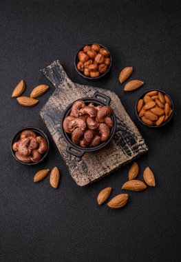 Koyu beton arka planda kabuklu kaju fıstığı.