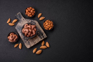 Koyu beton arka planda kabuklu kaju fıstığı.