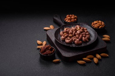 Koyu beton arka planda kabuklu kaju fıstığı.