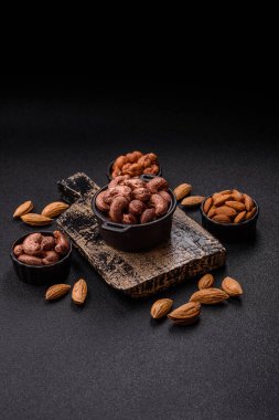 Koyu beton arka planda kabuklu kaju fıstığı.