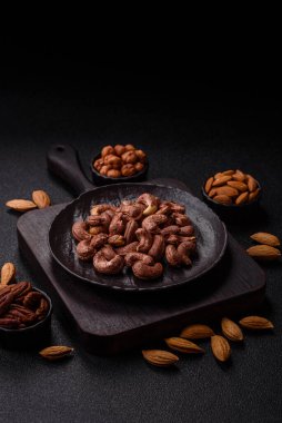 Koyu beton arka planda kabuklu kaju fıstığı.