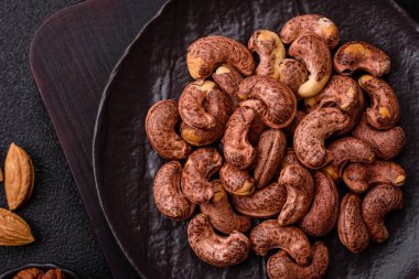 Koyu beton arka planda kabuklu kaju fıstığı.