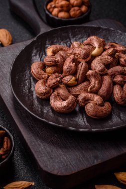 Koyu beton arka planda kabuklu kaju fıstığı.