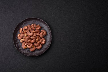 Koyu beton arka planda kabuklu kaju fıstığı.