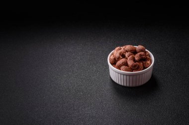 Koyu beton arka planda kabuklu kaju fıstığı.