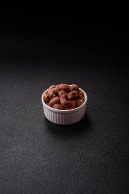 Koyu beton arka planda kabuklu kaju fıstığı.