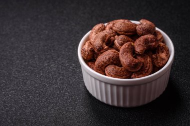 Koyu beton arka planda kabuklu kaju fıstığı.