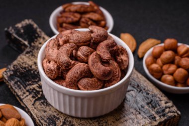 Koyu beton arka planda kabuklu kaju fıstığı.