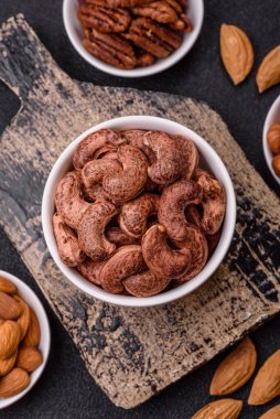 Koyu beton arka planda kabuklu kaju fıstığı.