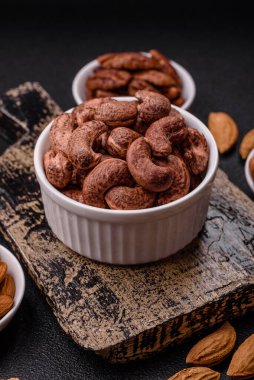 Koyu beton arka planda kabuklu kaju fıstığı.