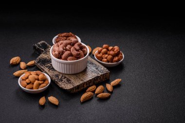 Koyu beton arka planda kabuklu kaju fıstığı.