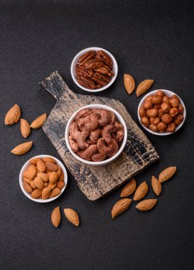 Koyu beton arka planda kabuklu kaju fıstığı.