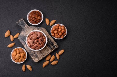 Koyu beton arka planda kabuklu kaju fıstığı.