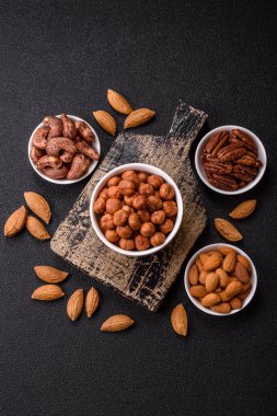 Koyu beton arka planda kabuksuz çiğ fındık.