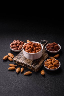 Koyu beton arka planda kabuksuz çiğ fındık.