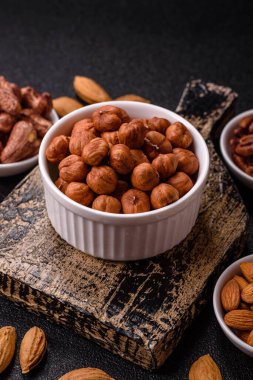 Koyu beton arka planda kabuksuz çiğ fındık.