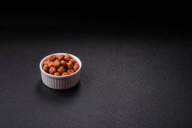 Koyu beton arka planda kabuksuz çiğ fındık.