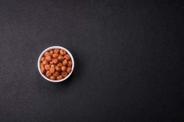 Koyu beton arka planda kabuksuz çiğ fındık.