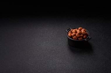 Koyu beton arka planda kabuksuz çiğ fındık.