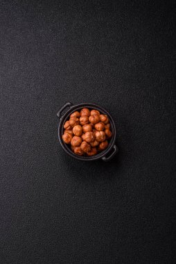 Koyu beton arka planda kabuksuz çiğ fındık.