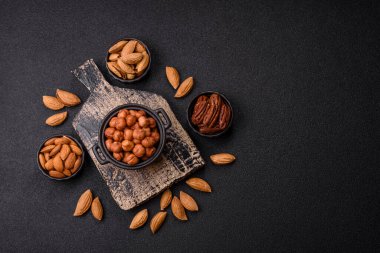 Koyu beton arka planda kabuksuz çiğ fındık.