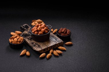 Koyu beton arka planda kabuksuz çiğ fındık.