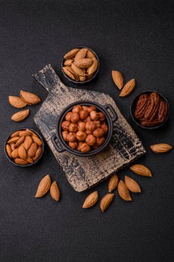 Koyu beton arka planda kabuksuz çiğ fındık.