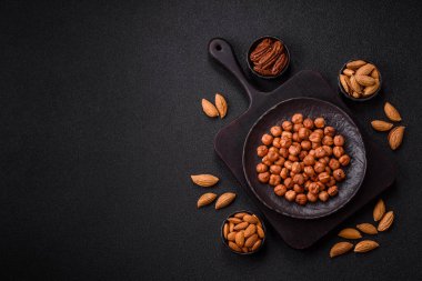 Koyu beton arka planda kabuksuz çiğ fındık.