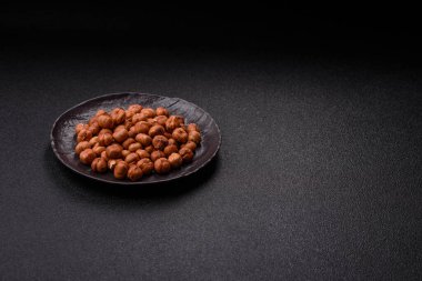 Koyu beton arka planda kabuksuz çiğ fındık.