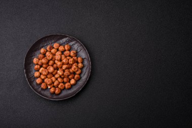 Koyu beton arka planda kabuksuz çiğ fındık.