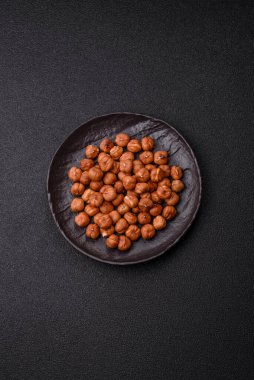 Koyu beton arka planda kabuksuz çiğ fındık.