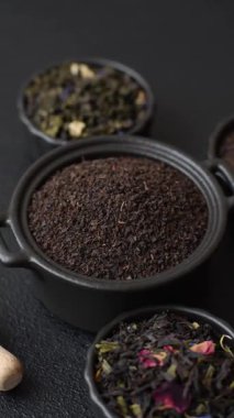 Siyah çay, koyu beton arka planda kasede ezilmiş.