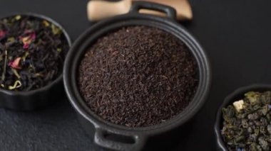 Siyah çay, koyu beton arka planda kasede ezilmiş.