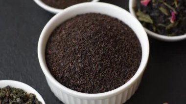 Siyah çay, koyu beton arka planda kasede ezilmiş.