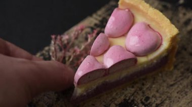 Böğürtlen aromalı tatlı cheesecake, pembe kalplerle süslenmiş, Sevgililer Günü için tatlı