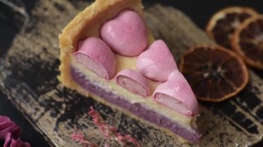 Böğürtlen aromalı tatlı cheesecake, pembe kalplerle süslenmiş, Sevgililer Günü için tatlı